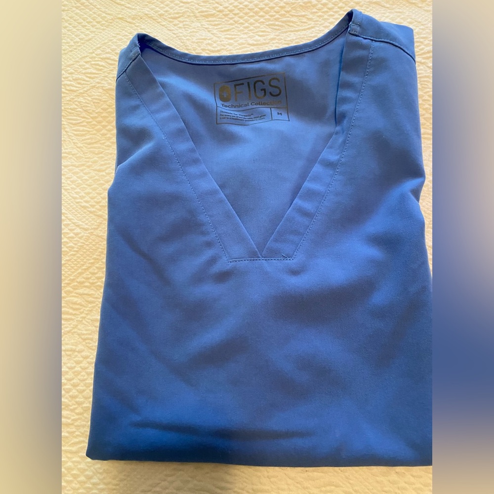 FIGs Ceil Blue Women's Casma Three-Pocket Scrub Top, Great Condition!